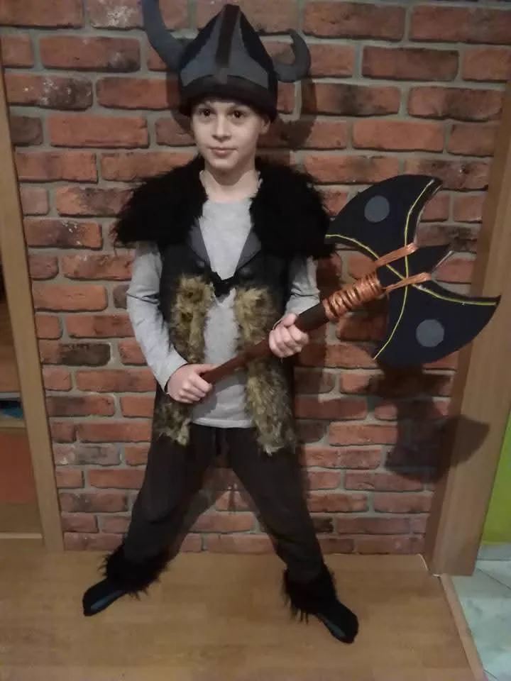 Detský kostým Vikinga s kožušinovou vestou a prilbou
