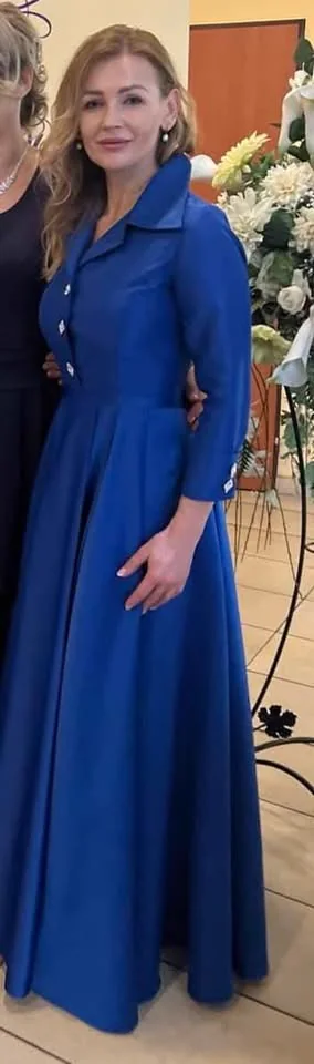 Dlhé modré šaty s golierom a gombíkmi